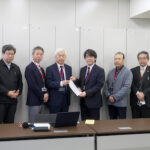 外務省に申し入れ書を手渡す。